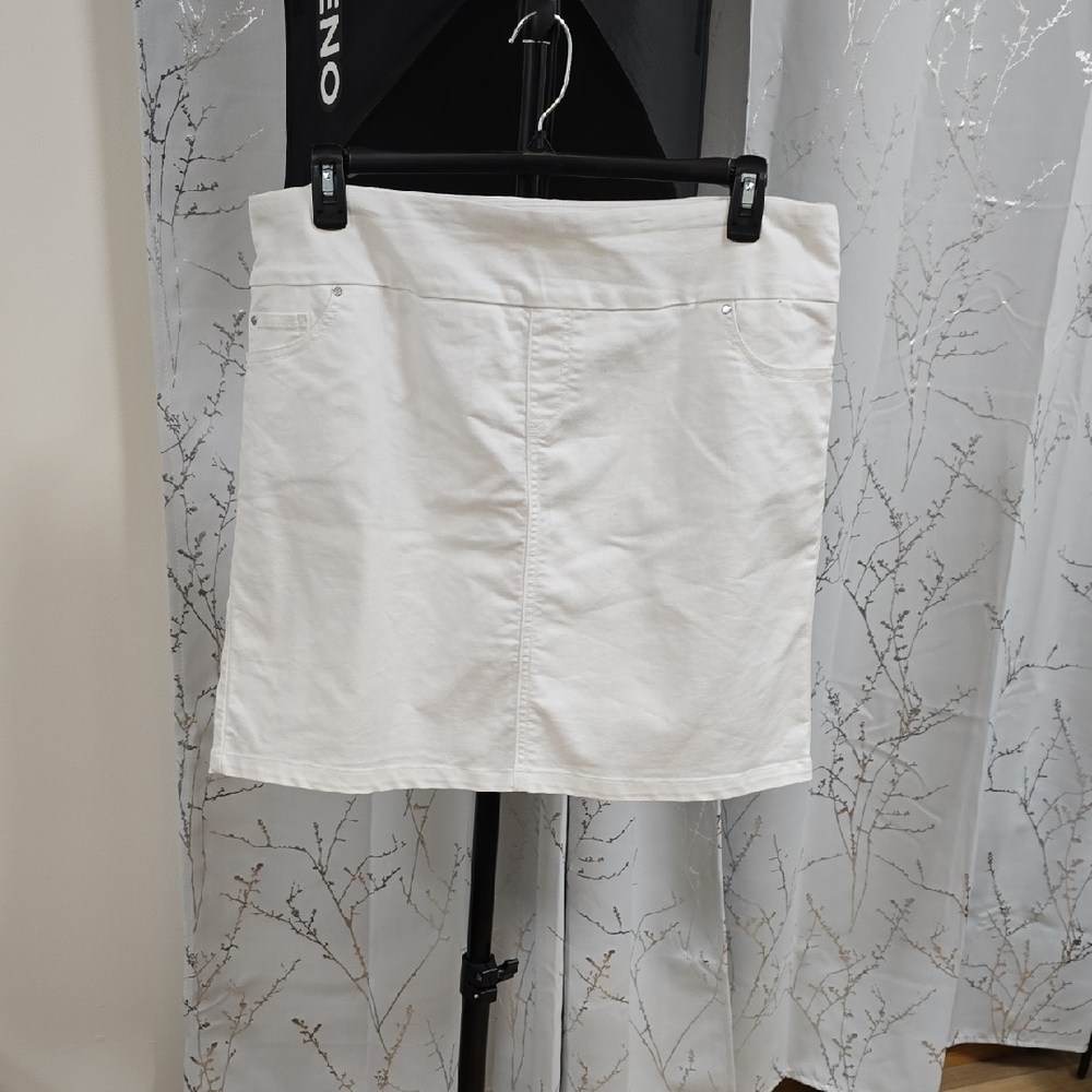 Stylish Women's Cream Skort